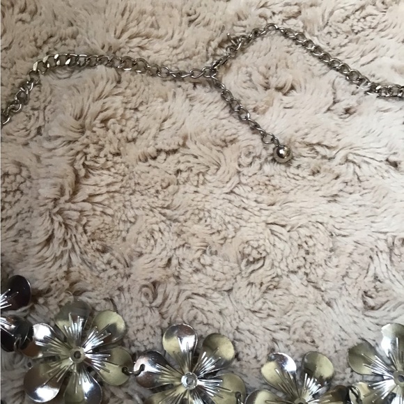 Silvertone metal 3 strand flower necklace - Picture 3 of 3